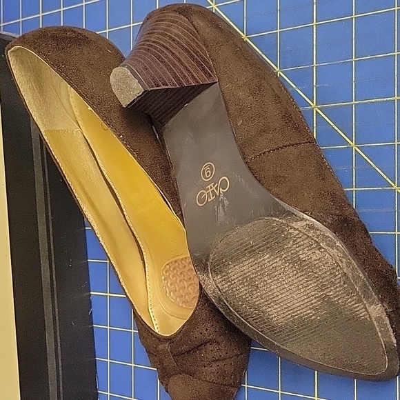 Cato Size 9 Dark Brown Suede Heels Rounded Toe Pump - Picture 6 of 8